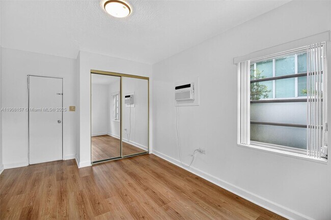 Building Photo - 2464 SW 19th St