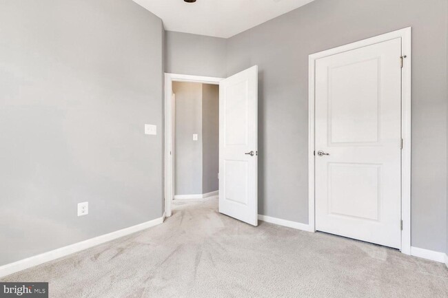 Building Photo - 8225 Secluded Cove Ln
