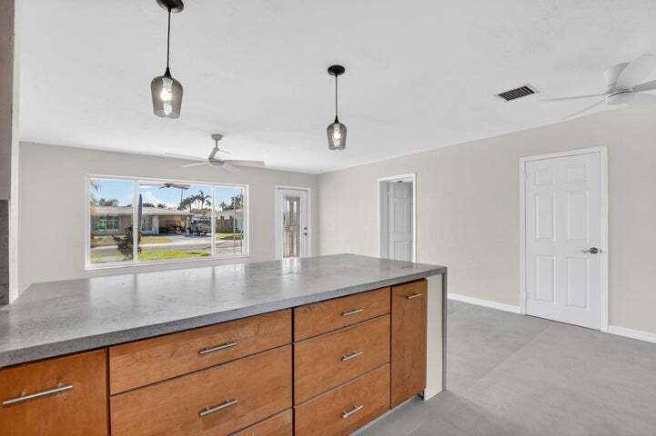 Building Photo - 467 NE 31st St