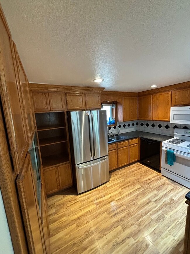 Building Photo - 2000 Steese Hwy