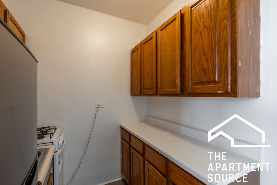 Building Photo - 717 W Belmont Ave