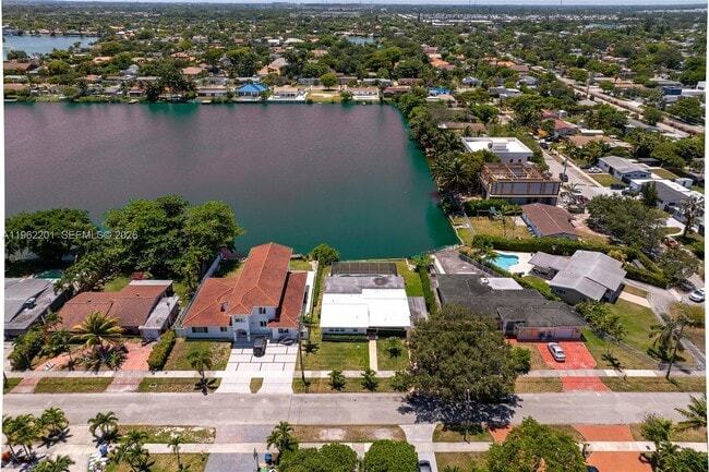 Building Photo - 21320 NE 25th Ct