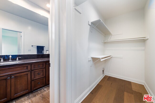 Building Photo - 125 S Elm Dr