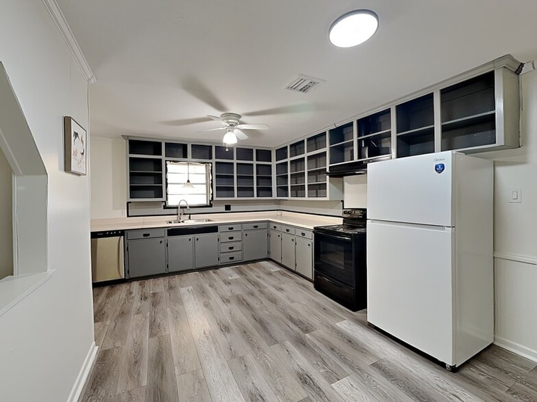 Building Photo - 1019 Park Center St