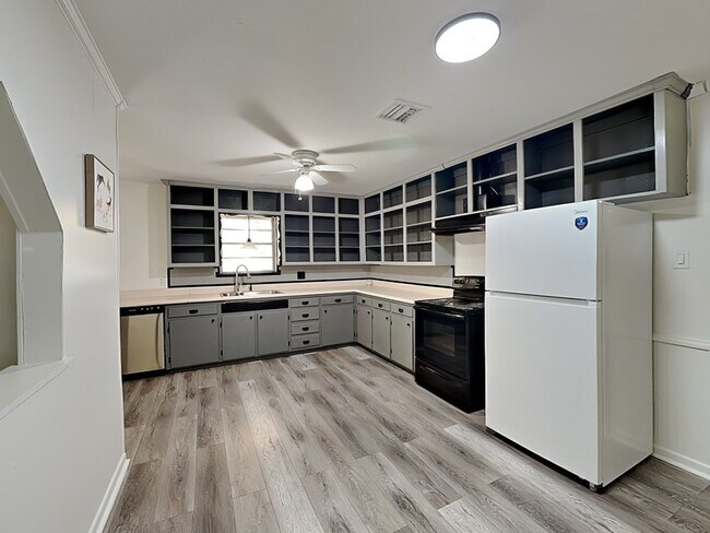 Building Photo - 1019 Park Center St