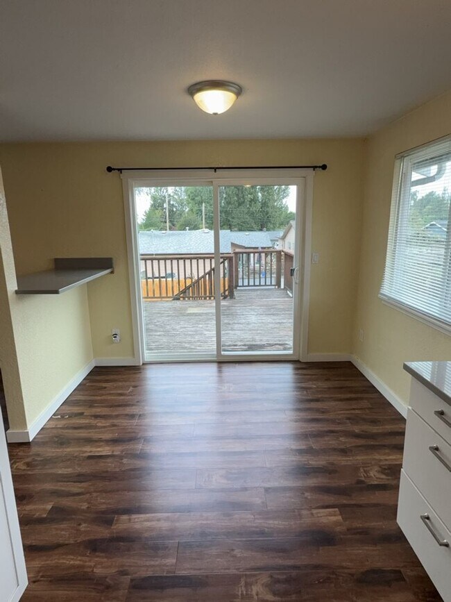 Building Photo - 6 bedroom, 2 bath home with Two Car Garage!!!! With a Signed Lease Receive a $2,000 gift card to ...