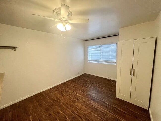 Building Photo - 1 MONTH RENT FREE!!! Studio Blocks from th...