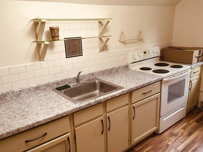 Newly remodeled kitchen - 1902 Kent W Rd