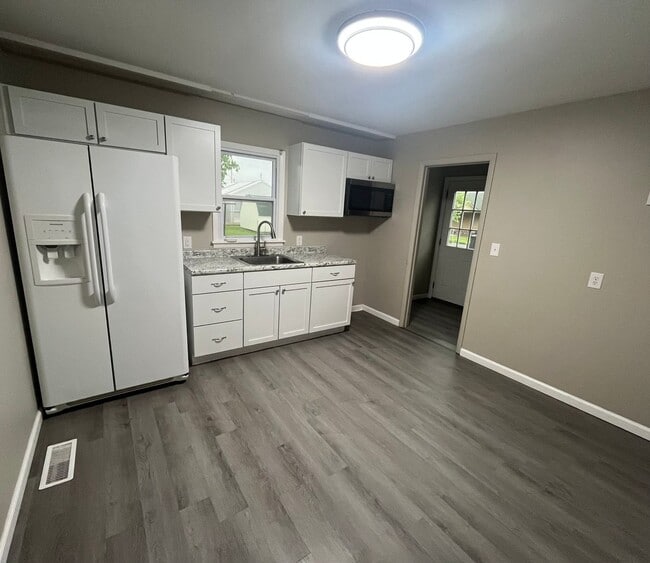 Building Photo - Two Bedroom House in Jerseyville