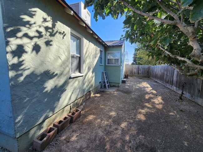 Building Photo - Quaint 2 bedroom home