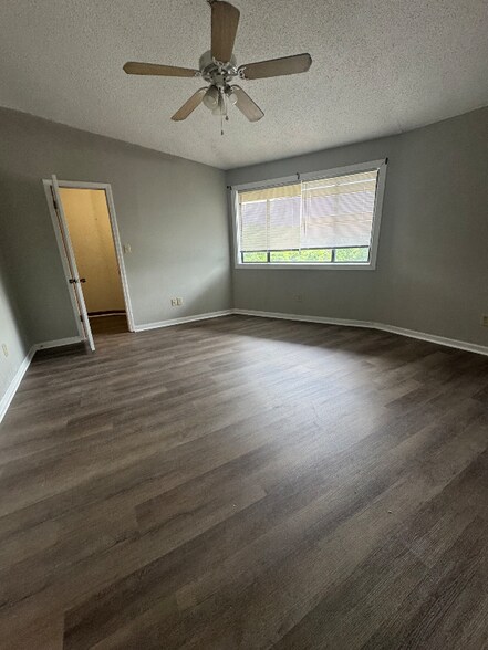 Building Photo - 284 Knoll Dr