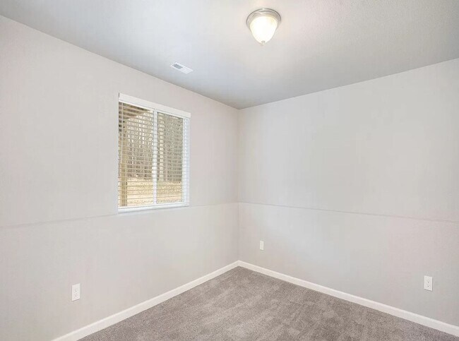 Building Photo - Beautiful family home in Fowlerville