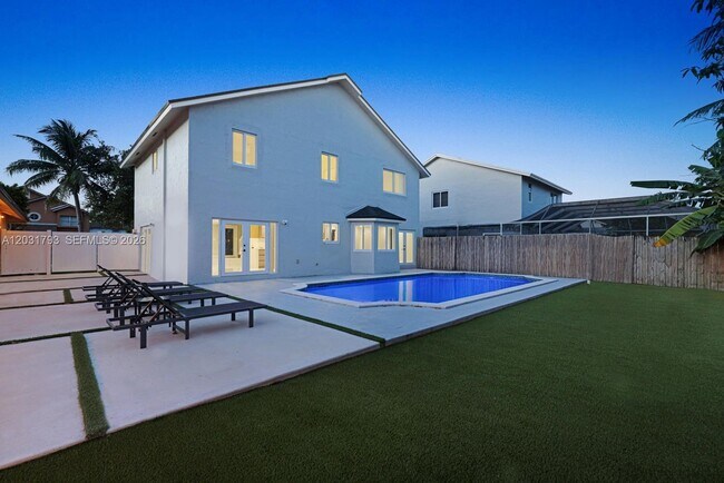 Building Photo - 9650 SW 9th Ct