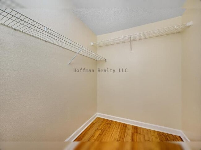 Building Photo - Condo on desirable Harbour Island