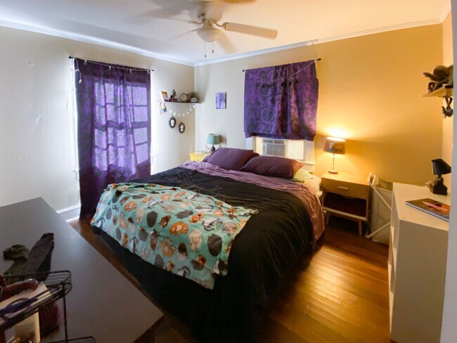 Building Photo - Adorable two-bedroom house on Stinson. Wal...