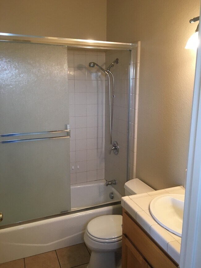 Building Photo - Luxury Townhome for Rent in Greenfield