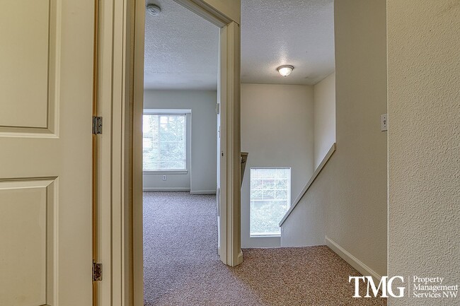 Building Photo - Centrally Located, Pet Friendly, 3 Bed 2.5...