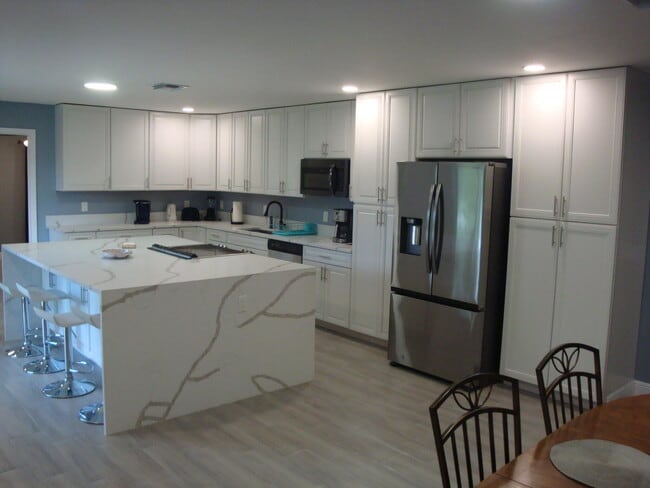 Building Photo - 1415 Lake Victoria Dr