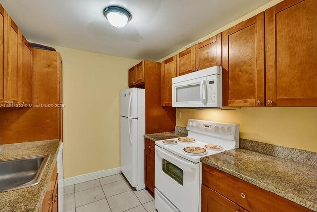 Building Photo - 10804 N Kendall Dr