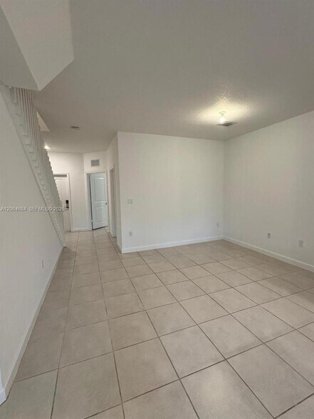 Building Photo - 768 NE 206th Ter