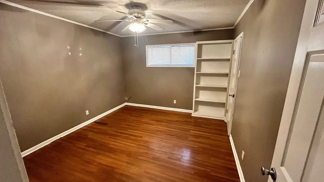 Building Photo - 4 Bed / 2 Bath Home with Fenced Backyard