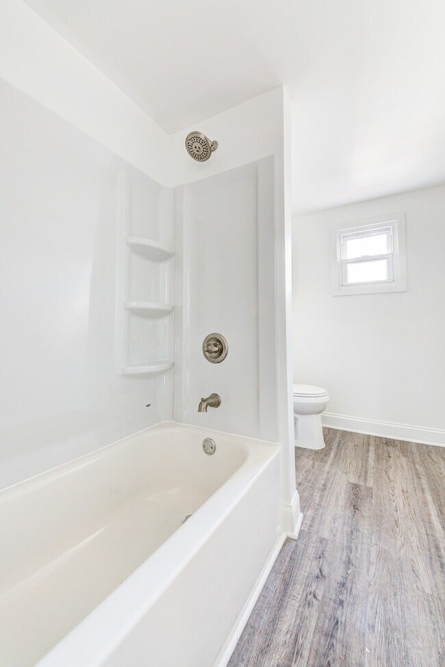 Building Photo - AVAILABLE NOW- 3 BEDROOM, 1.5 BATH HOME!