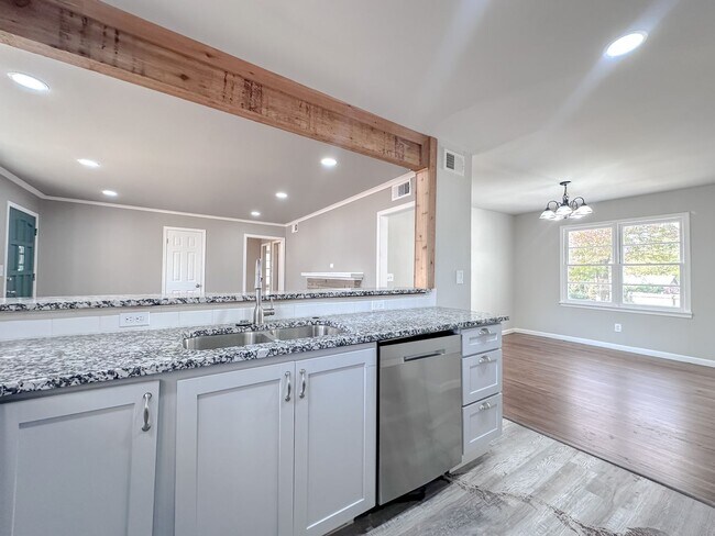 Building Photo - Midtown Tulsa: Stunning 4 bedroom 2 bathroom home