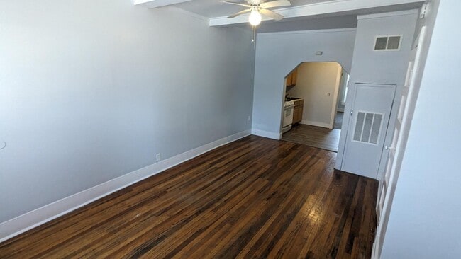 Building Photo - 400 E 9th St