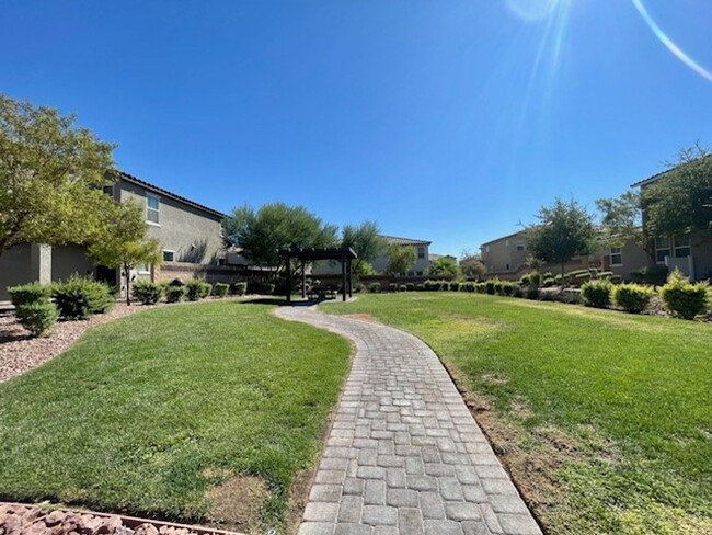 Building Photo - Gorgeous 2 Story Townhome Ready in Gated C...