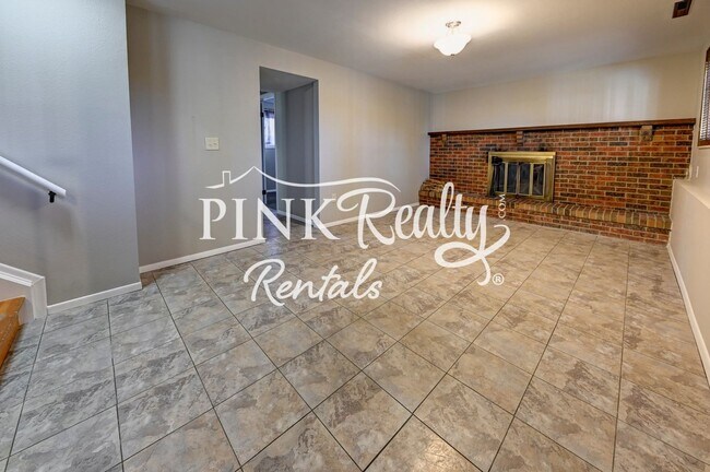 Building Photo - Nice 4 Bedroom Close to Peterson AFB and S...