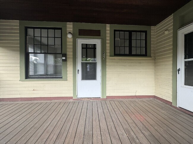 Building Photo - 215 E 9th St