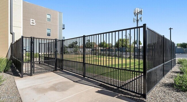 Building Photo - 6025 W Thomas Rd