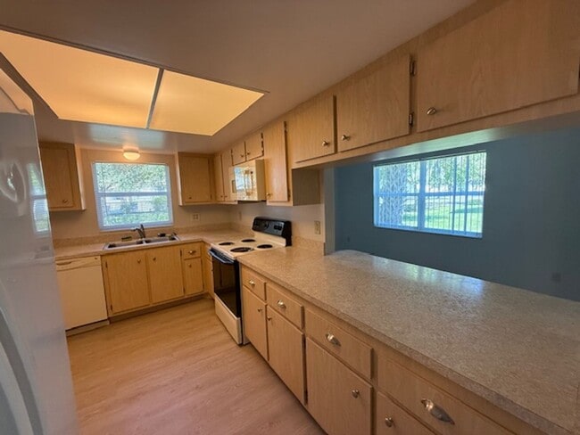Building Photo - 2bedroom 2bath updated end unit condo on f...