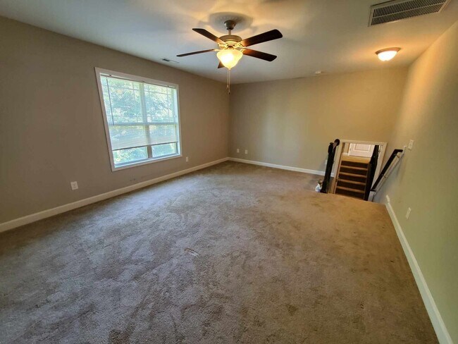 Building Photo - 4 bedroom available for move in August 1st...