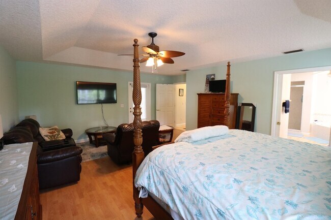 Building Photo - 909 Colonial Dr