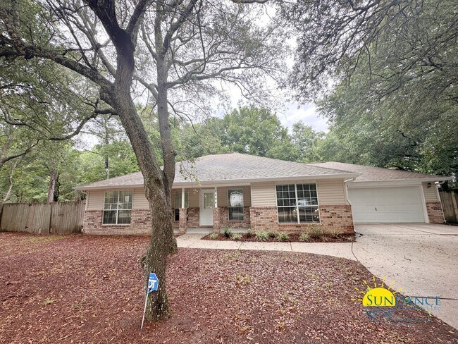 Building Photo - Gorgeous 3-Bedroom Home in Tranquil Navarre Neighborhood!