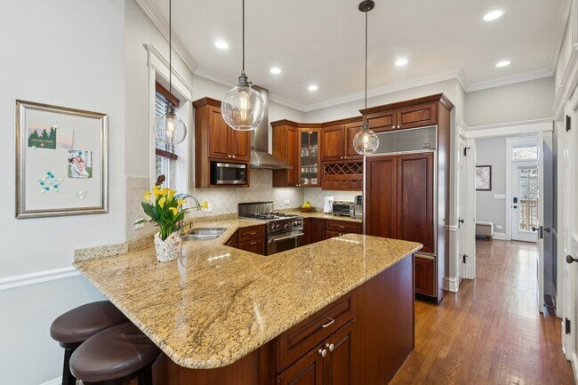 Building Photo - 2044 N Sheffield Ave