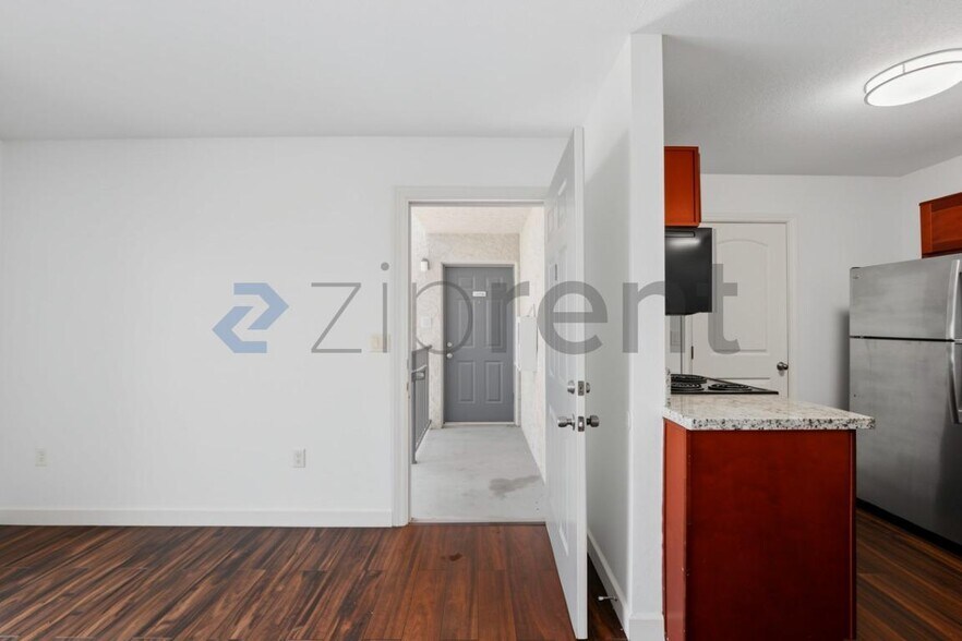 Building Photo - Unit B206