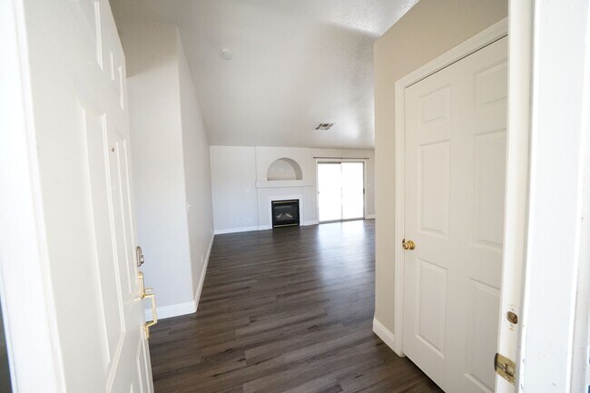 Building Photo - Showings Available NOW