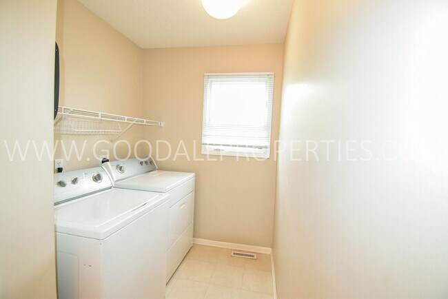 Building Photo - 4 Bedroom 2.5 Bathroom home in Urbandale