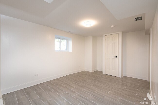 Building Photo - 4912 S Lamon Ave