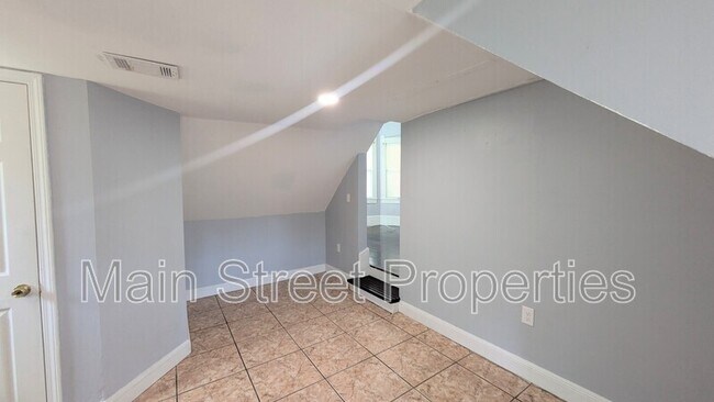 Building Photo - 911 N Spring St