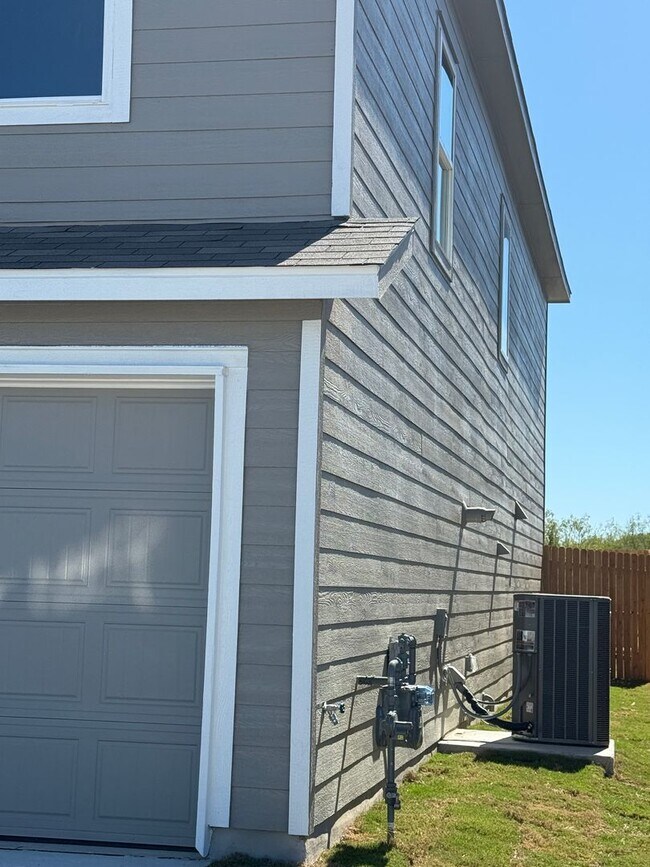 Building Photo - Tres Laurels-Wellton