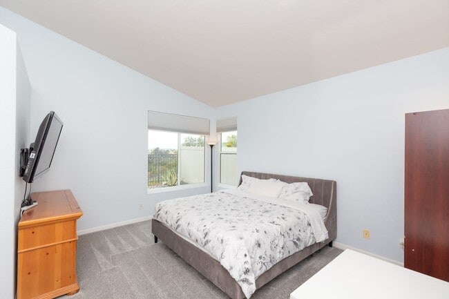 Building Photo - 4 Bed, 2 Bath - Sorrento Mesa Single Famil...