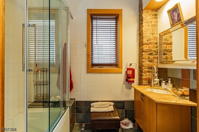 Building Photo - 152 Pine St