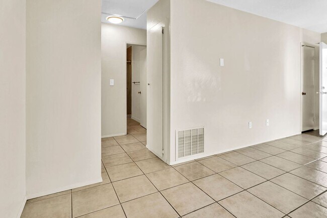 Building Photo - Nice two bedroom/one bath townhome in UTC....