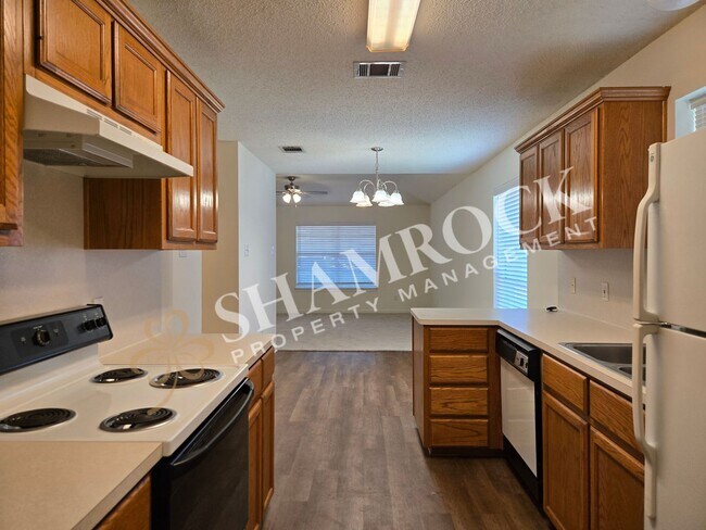 Building Photo - 2/2 Duplex in Midway ISD!
