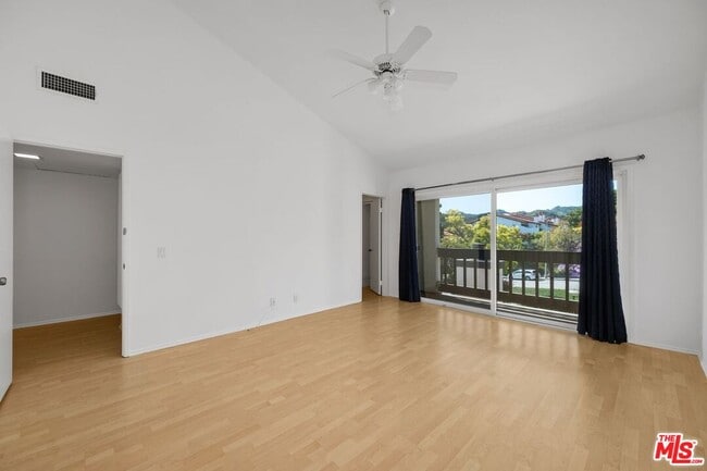 Building Photo - 1646 Palisades Dr