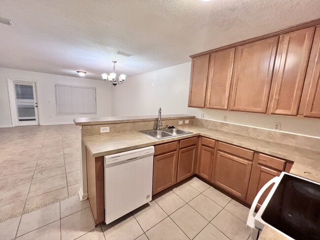 Building Photo - 302 Cherry Way