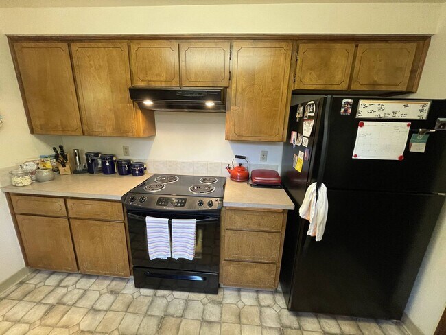 Building Photo - Lovely 3bed/2bath Ranch style home with HUGE private yard in a peaceful cul-de-sac!